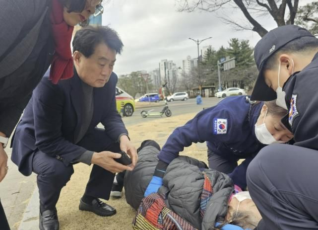 하은호 군포시장 길에 쓰러진 할머니 구조