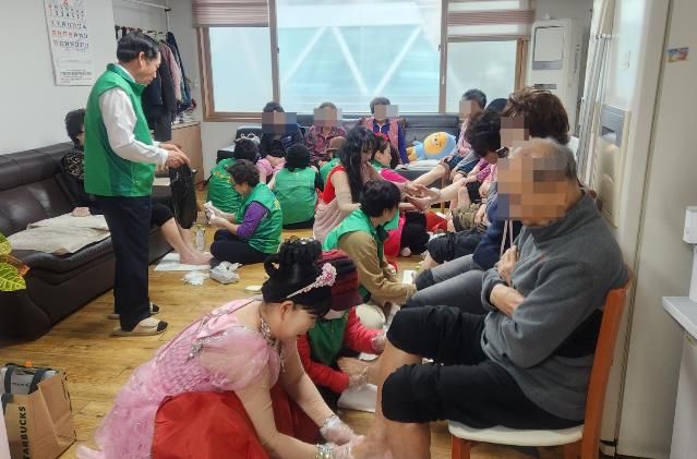 수원시 장안구 송죽동 새마을부녀회, 발마사지 봉사와 음악 공연 선사