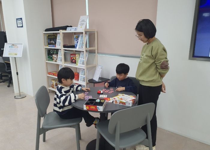 어린이들이 하안도서관 3층 보드게임 라운지 '놀이충전소 올댓게임'에서 보드게임을 하고 있다.