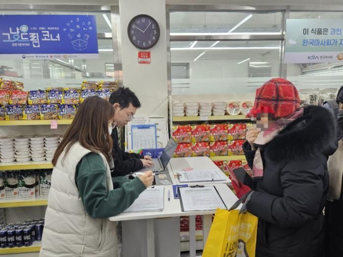 광명푸드뱅크마켓센터 내 '그냥드림'코너에서 식료품 꾸러미를 배부하고 있는 모습