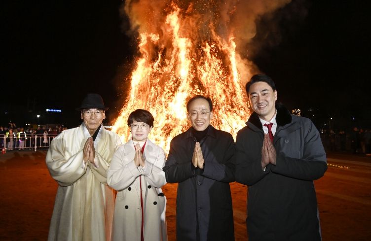 활활 타오른 정월대보름 달집, 달성군민 염원 싣고 하늘로