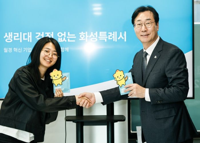 정명근 화성특례시장이 김도진 (주)해피문데이 대표와 함께 (가칭) 코리요 생리대 시제품을 들고 포즈를 취하고 있다.