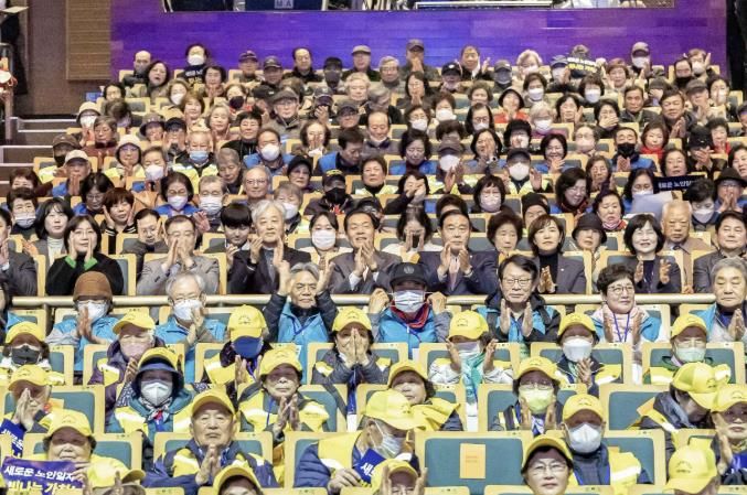 이재준 수원특례시장(사진 가운데), 이재식 수원특례시의회 의장, 발대식 참석자들이 함께하고 있다.