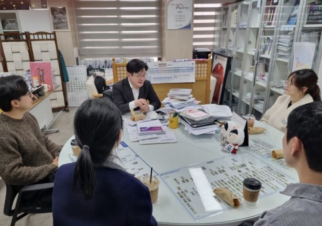 김병수 김포시장이 ‘청렴 팝업 카페’에서 직원들과 격식없이 마주앉아 의견을 나누고 있다.