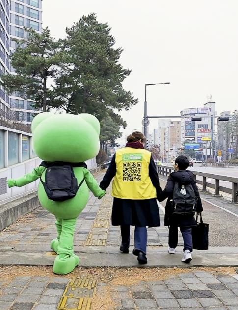 수원시 ‘초등 저학년 등하교 동행돌봄 서비스’ 이용 현장 모습.