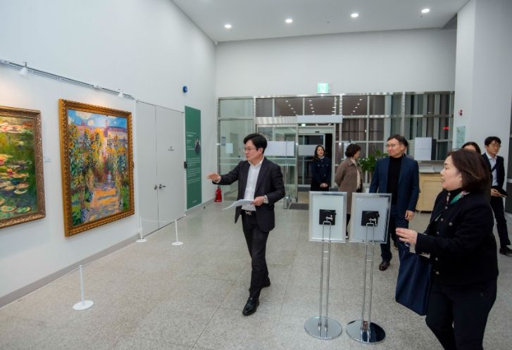 김병수 김포시장이 12일 김포만화도서관과 모담도서관을 방문해 도서관 야간 운영 현장을 점검하고 시민들과 소통하는 현장 행정을 실시했다.
