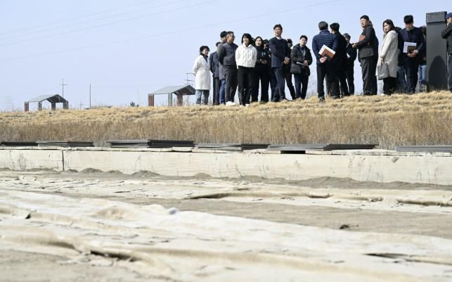 이민근 안산시장(사진 왼쪽 네번째)이 16일 대부도 동주염전 체험장 조성지를 방문해 현장 시설을 점검하고 있다.