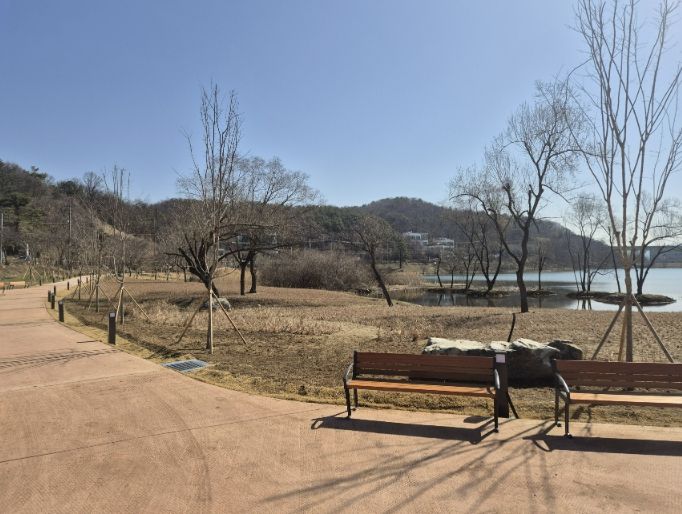 성남시 대왕저수지 수변공원 산책로