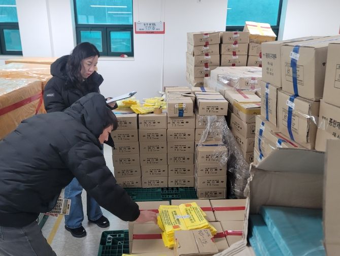 지난 25일 광명시청 자원순환과 직원들이 광명도시공사에서 관리하는 종량제봉투 보관창고를 방문해 재고를 점검하고 있다.