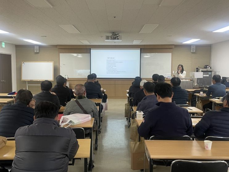 중장년 맞춤 경비직 취업전략 교육 모습