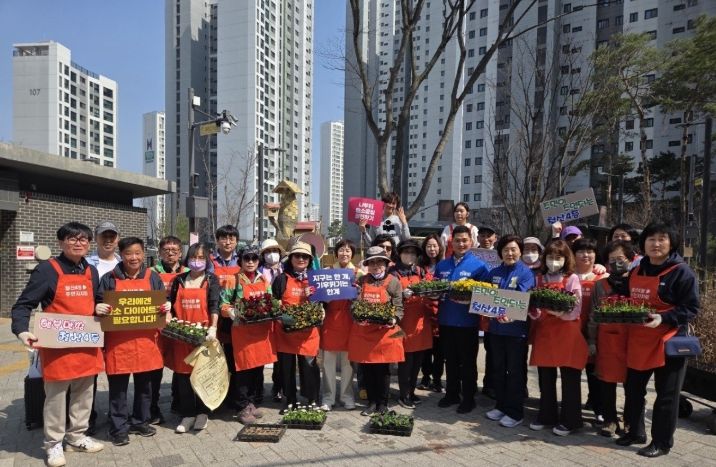 철산4동, 주민과 함께하는 마을 꽃 심기