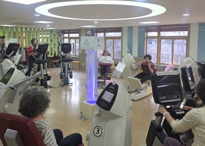 노인건강증진센터에서 '노인건강증진센터 제1기 프로그램'이 진행되고 있다.