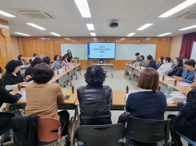 수원시 보건소 관계자, 요양병원·요양원 감염관리 담당자 등이 ‘감염취약시설 감염관리 간담회’에 함께하고 있다.