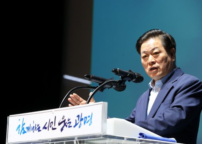 박승원 광명시장이 1일 오전 광명시민회관에서 열린 '직원 소통의 날'에 참석해 공직자들을 격려하고 있다.