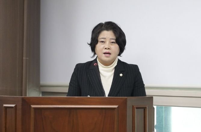 ‘안산시 전세사기 예방 및 안전전세 관리단 운영 조례안’을 대표 발의한 김진숙 의원이 지난달 24일 의회 제3상임위원실에서 열린 제302회 임시회 도시환경위원회에서 조례안에 대해 설명하고 있다.