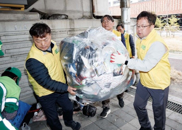 김현수 수원시 제1부시장이 수원역 일대에서 쓰레기를 치우고 있다.