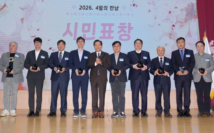 이재준 수원시장(왼쪽 5번째)이 성실납세자들과 기념촬영을 하고 있다.