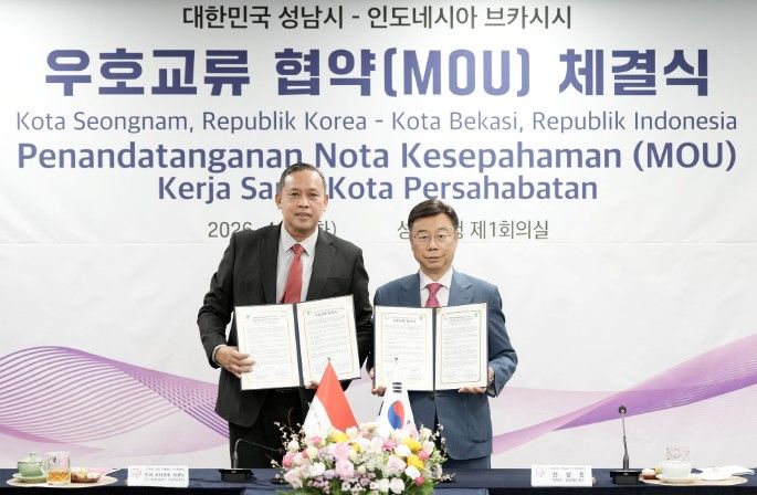 신상진 성남시장과 트리 아디안토 자효노(Tri Adhianto Tjahyono) 브카시 시장이 7일 시청 제1회의실에서 우호도시 협약을 체결하고 있다.