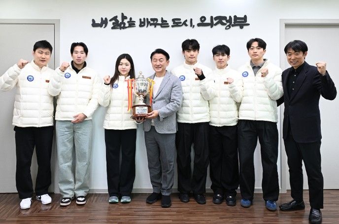 4월 7일 의정부시청 빙상팀이 시장실을 방문해 기념촬영을 하고 있다.