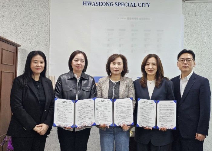 화성특례시가 ‘간호요양 원스톱패키지’ 추진을 위해 관내 재가요양기관과 업무협약을 체결하고 협약서를 들어 보이며 기념촬영을 하고 있다