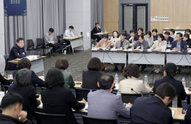 김현수 수원시 제1부시장이 ‘2026-2027 수원 방문의 해 부서별 추진상황 보고회’를 주재하고 있다.